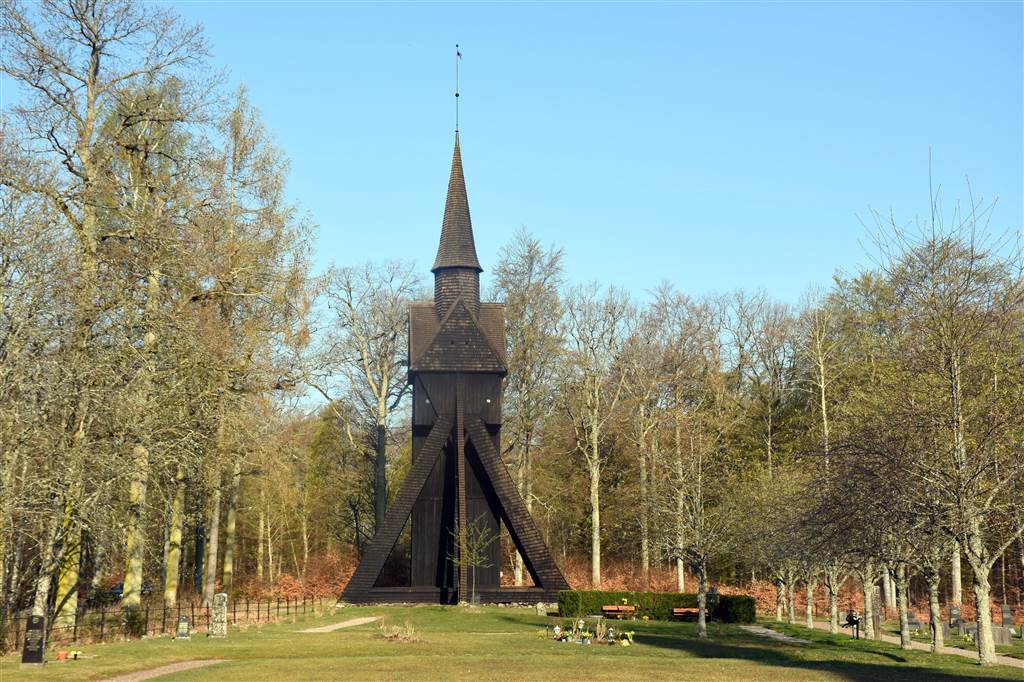 Klockstapeln byggdes 1672 och har 3 klockor varav den stora från samma år tillverkades av en gjutare i Jönköping.